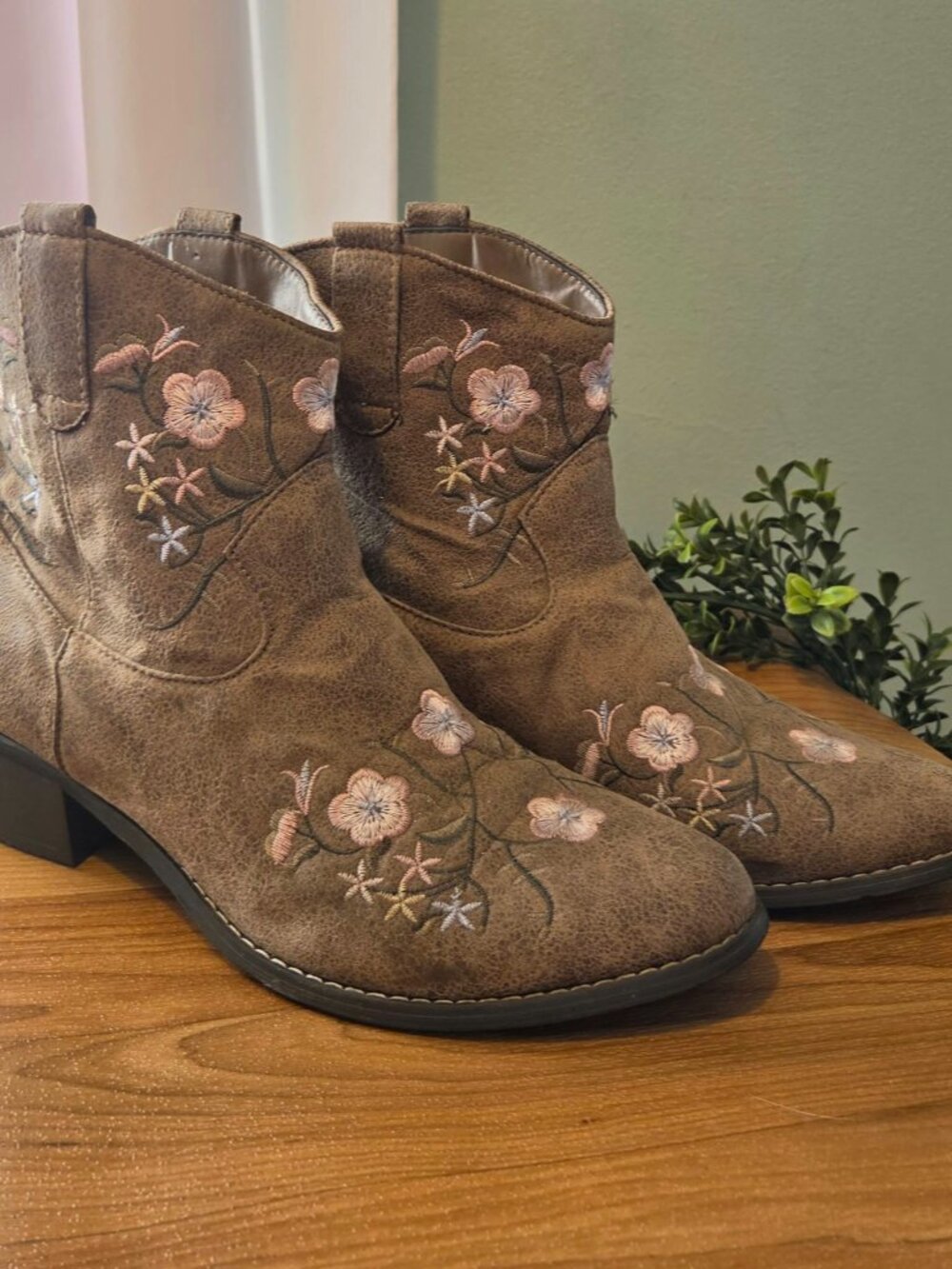 JustFab "Louna" Floral Embroidered Western Ankle Boots - Women's Size 9.5